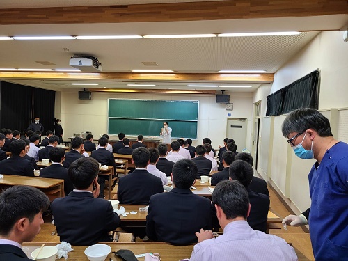 花巻東高等学校での事業の模様